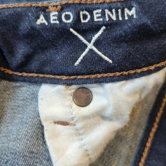 AEO Super Hi-rise Shortie. Dark Wash (size 6) - Picture 3 of 4